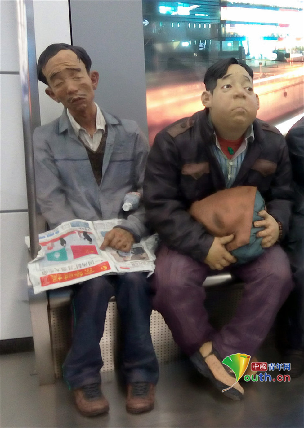 北京地铁14号线雕塑现安全套 被疑软植入