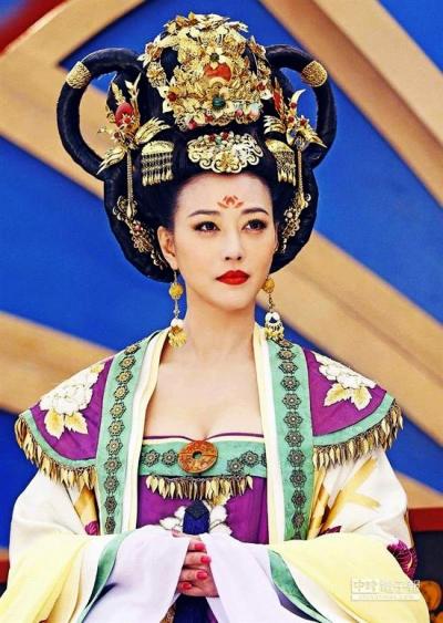 范冰冰拍 武媚娘 长300<em>根</em>白<em>头发</em> 画老年妆起疹