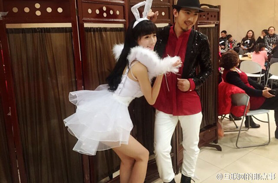 百度新度娘走红年会上演内衣秀大长腿抢镜(