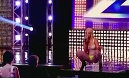 国外选秀<em>妹子</em>太敢拼 穿暴露<em>网袜</em>爬上评委席吓