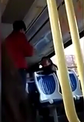 实拍丈夫公交车上居然殴打 掌掴妻子  女子哭嚎