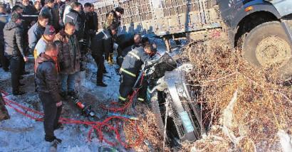 一家三口<em>驾车</em>遇车祸夫妻双双身亡 10岁女儿被