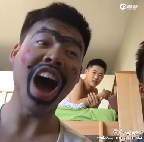 上铺小哥抢镜走红 人家是<em>飞行员</em>已有<em>女友</em>(组图