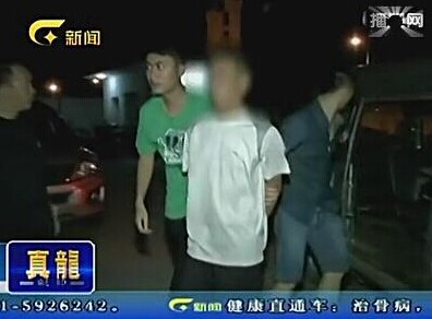 男小三当着丈夫面与其妻子乱搞 挑衅骂称就玩你老婆