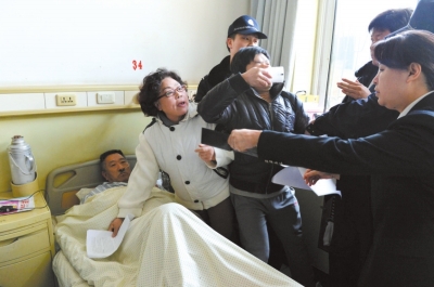 北京:男子铁链锁身赖医院病床近3年 被强执抬