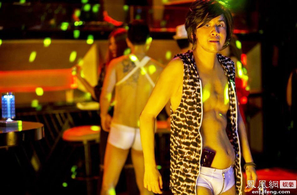 吴君如变身女汉子 与肌肉男贴身性感<em>热舞</em>(组