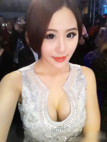 王思聪携新欢赴婚礼 嫩模<em>大胸</em>私照曝光(组图)(