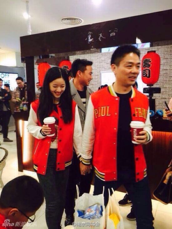 又秀恩爱 奶茶妹刘强东牵手逛街<em>情侣</em>装抢眼(2