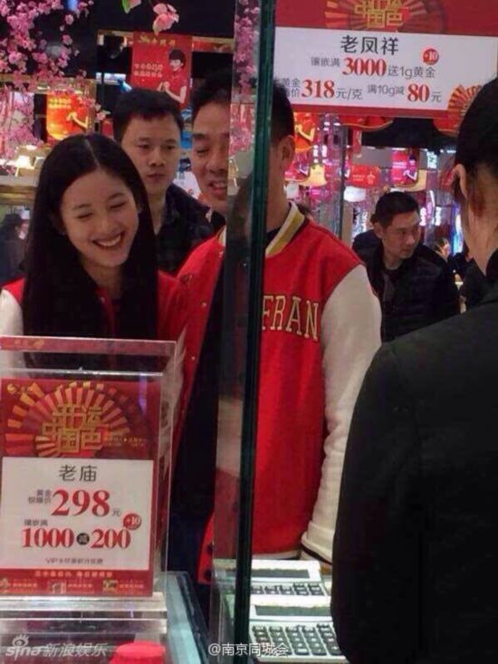 秀恩爱 奶茶妹刘强东牵手逛街<em>情侣</em>装抢眼(<em>3</em>)_法