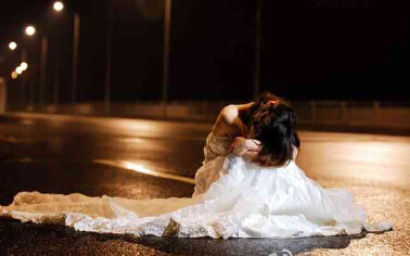 你们太过分了!新娘高速服务区上厕所被迎亲车