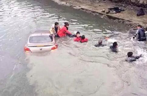 安徽一辆轿车落水 两汉子在湍急河中连救五人