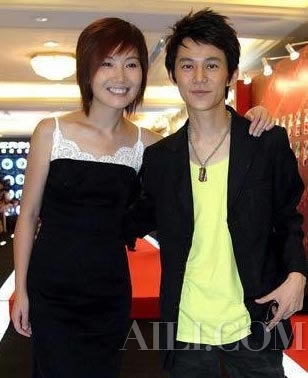 何炅与女友亲 王菁 密照曝光 助手:已交往多年-杭