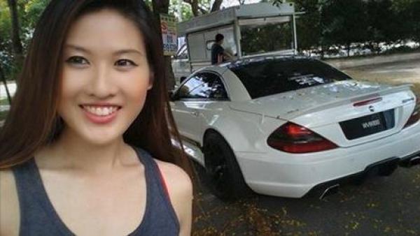 女赛车手扮菜鸟狂飚车 教练手抓安全带直接吓