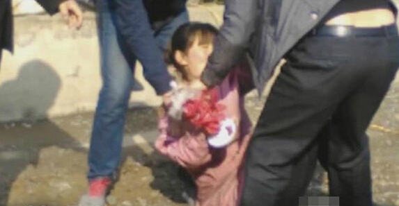 洛阳:姐妹在街边摆摊<em>遭城管飞踹锁喉</em>数分钟(1