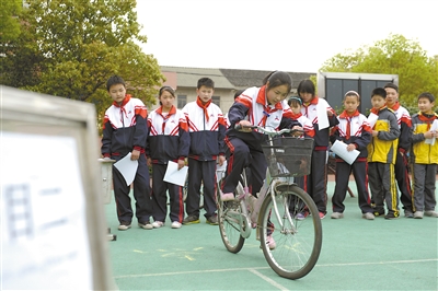 广东一小学新规:学生骑自行车需考驾照