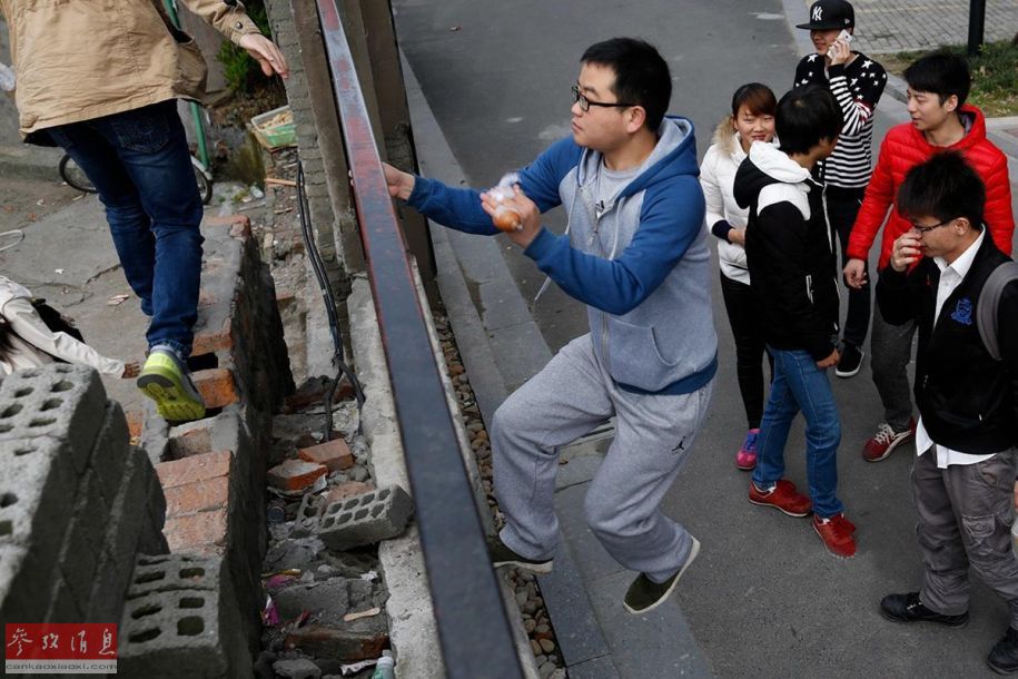 女子穿高跟鞋翻墙 杭州一小区居民每天翻墙出