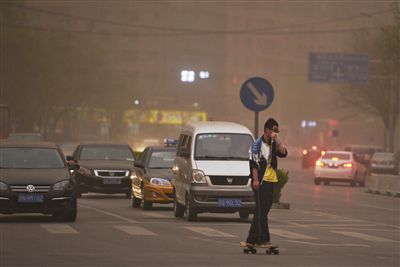 北京遇13年来最强沙尘暴 CBD被吞没8分钟(1)
