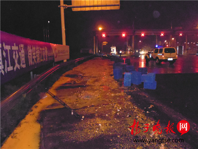 江苏货车百箱鸡蛋跌落 路面成河(4)
