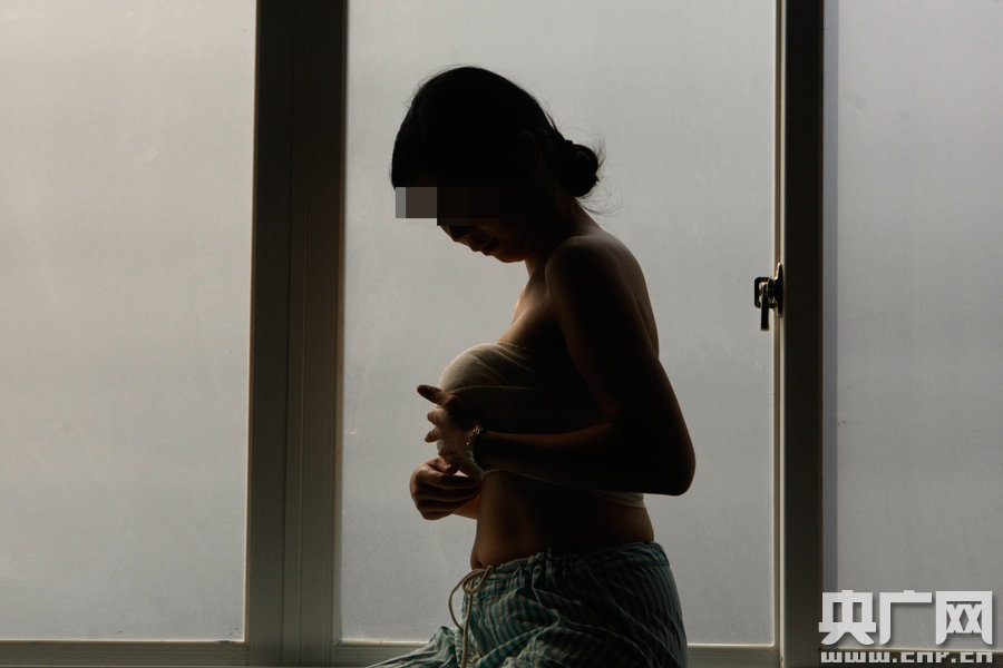 上海辣妈挑战国内最大隆胸假体(组图)(1)