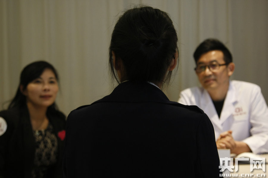 上海:辣妈挑战国内最大隆胸假体(组图)(6)