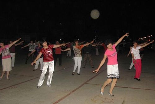 大妈跳广场舞被杀 一刀割喉血流如注太恐怖