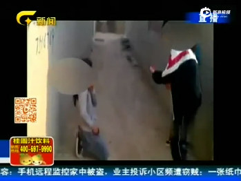 实拍俩女孩对<em>女同学</em>拳打<em>脚</em>踢 逼其下跪扒掉上