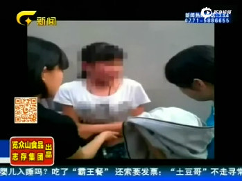 实拍俩女孩对<em>女同学</em>拳打<em>脚</em>踢 逼其下跪扒掉上