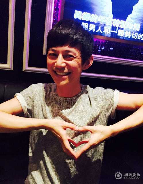 何炅开心 卖萌 庆41岁 生日  谢娜陈赫深夜送 祝福 