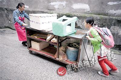 10岁女孩<em>卖</em>粥贴补家用 曾<em>卖头发</em>给奶奶压岁<em>钱</em>