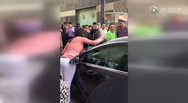 情侣吵架女子当街狂砸车玻璃扇男子<em>耳光</em> _法治