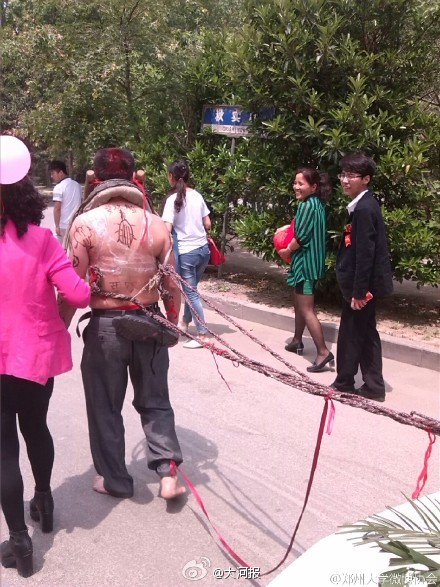 <em>郑州大学现奇葩婚礼</em>:新郎用麻绳牵赤裸上身父