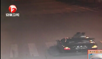 男女裸身车顶<em>接吻</em> 交警看了都吓呆_法治频道_