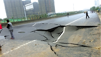 郑州快速路被大雨淋塌16米 因违建管道损坏路基