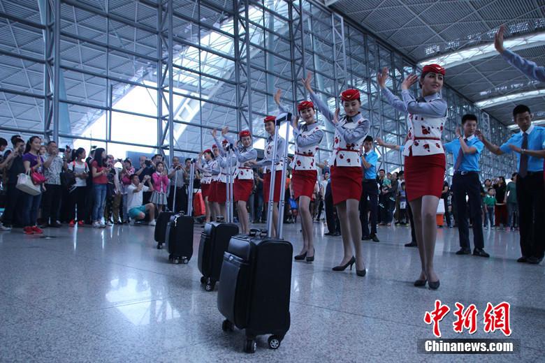 <em>空姐</em>热舞小苹果 成都准<em>空姐</em>制服照VS<em>生活照</em>(图