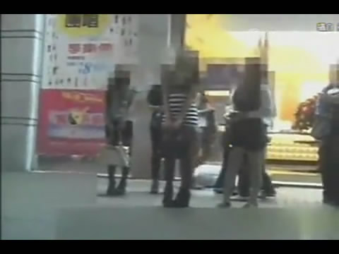 <em>传播妹</em>站KTV大门口如选妃 招揽客人任意叫价