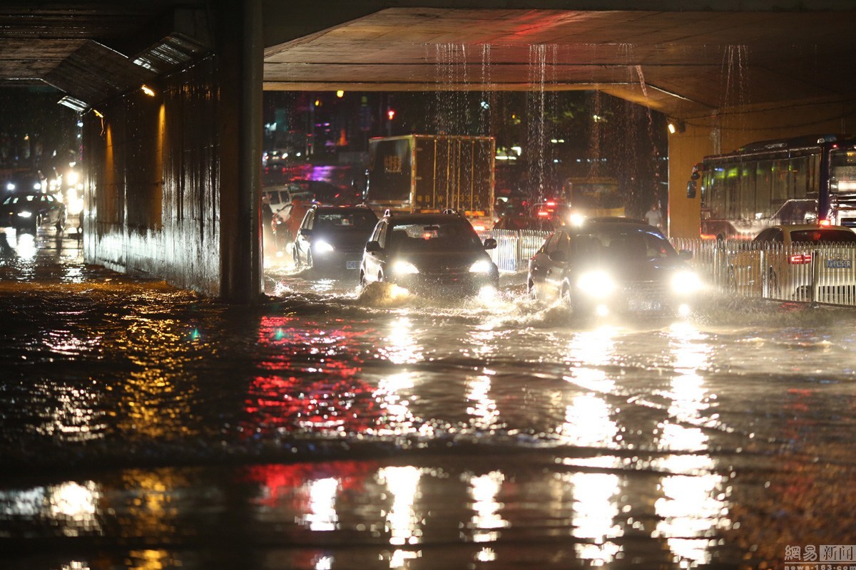 广州突降暴雨 多地出现水浸堵车(2)