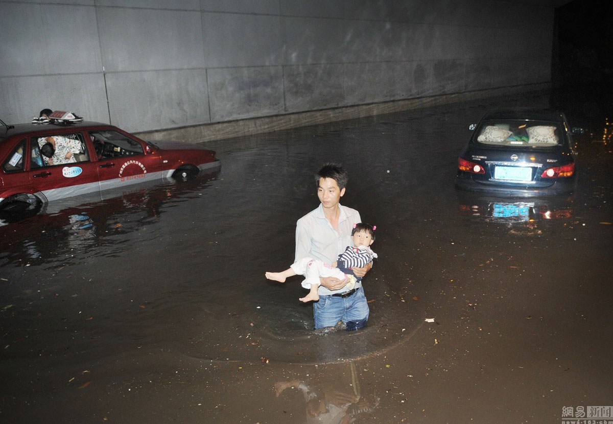 广州突降暴雨 多地出现水浸堵车(4)