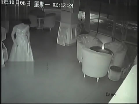监拍奇葩男贼偷穿婚纱 妖娆提裙画面看醉人 _