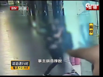 男子大胆尾行漂亮<em>女孩</em>强行搂抱<em>湿吻</em> 一把拖入