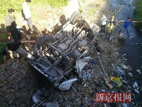 湖北郧西一辆汽车坠入河道 造成9人死亡(组图)