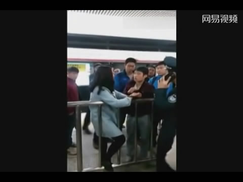 实拍:男子地铁上耍流氓 遭<em>东北女</em>揪衣质问_法