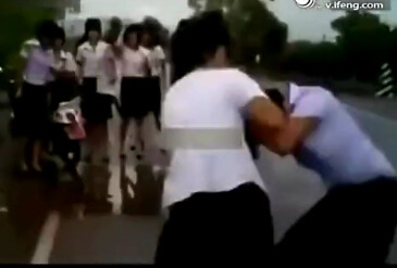 实拍﹕女学生遭同学骑身掀<em>短裙</em>露<em>内裤</em> _法治频