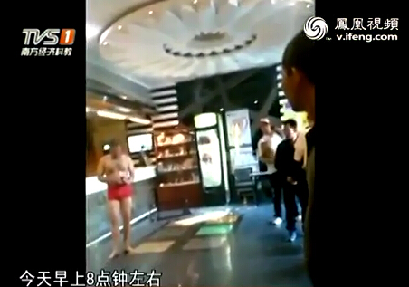 实拍<em>内裤男</em>狠踹酒店女员工 裸身站车顶_法治频
