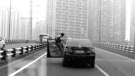 先吸毒再开房 普兰店一男子幻觉中驾车撞交警