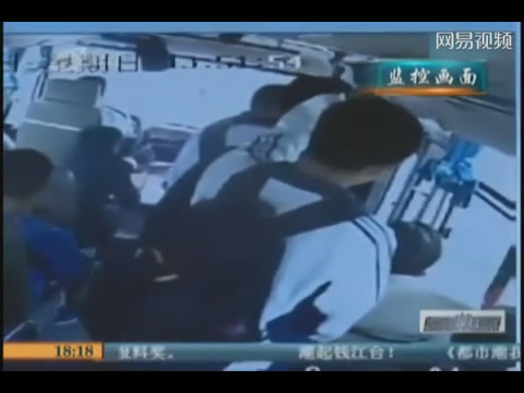 监拍醉汉车上<em>非礼</em>女生 遭反抗仍抚摸其脸部 _
