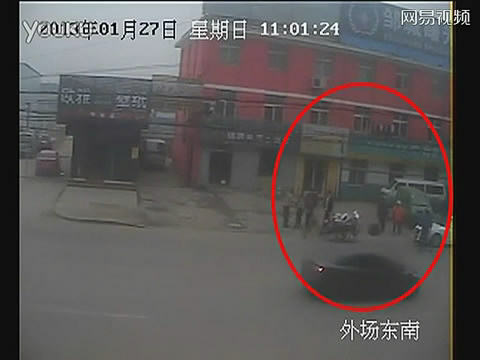 监拍:小三开奥迪当街打原配逼其离婚