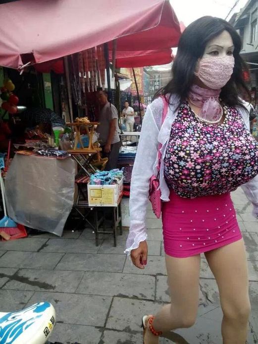 男子扮巨<em>胸女</em>进女厕 色狼 拿镜子乱照玩偷窥 _