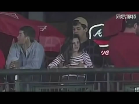 实拍﹕女球迷球场看台遭男友摸胸