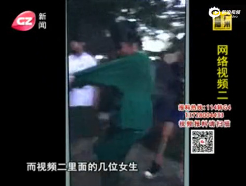 <em>初中女生</em>被逼吃避孕套粘液流出 男生一旁全程