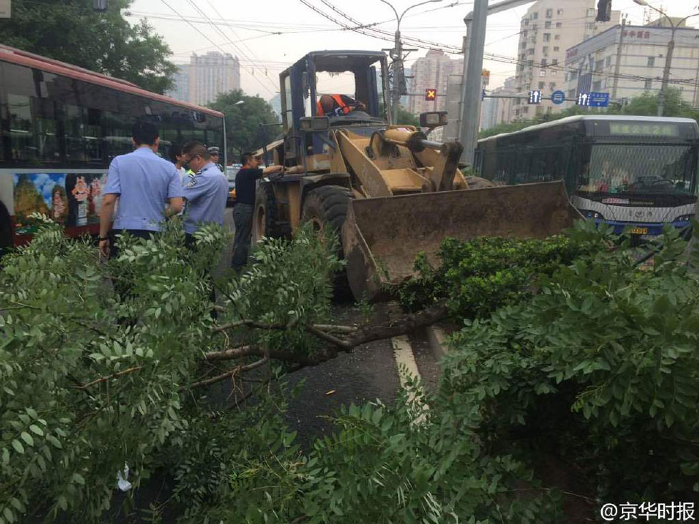 北京一有轨电车导电杆戳中铲车 司机死亡(4)